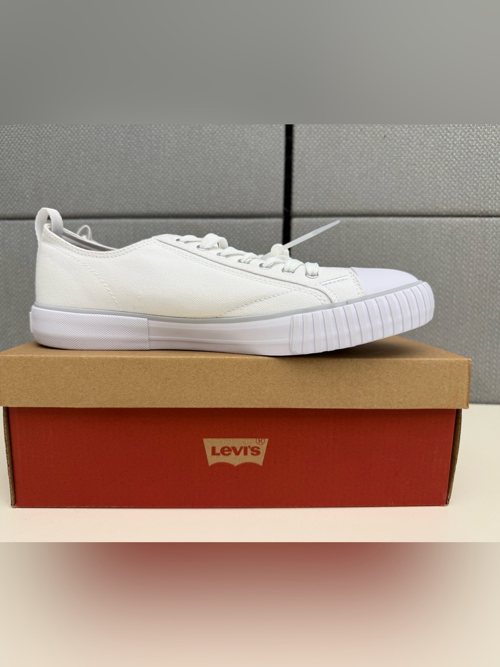 Levi's Men's size 9 M width White Low-Top Canvas Sneakers